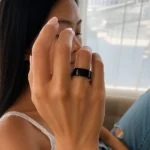 L’image actuelle n’a pas de texte alternatif. Le nom du fichier est : 2Bague-noire-mate-flashbacks-souvenirs-connecte.webp