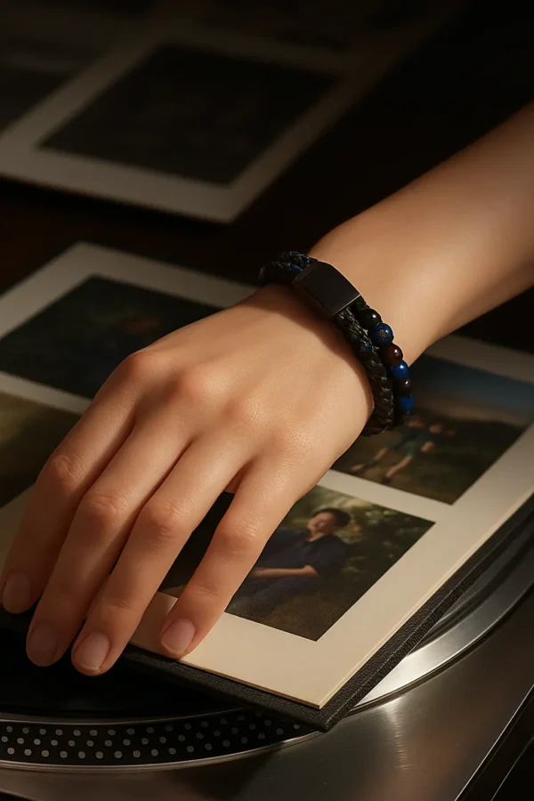 Memopulso — Le bracelet connecté en coco et cuir tressé – Image 2